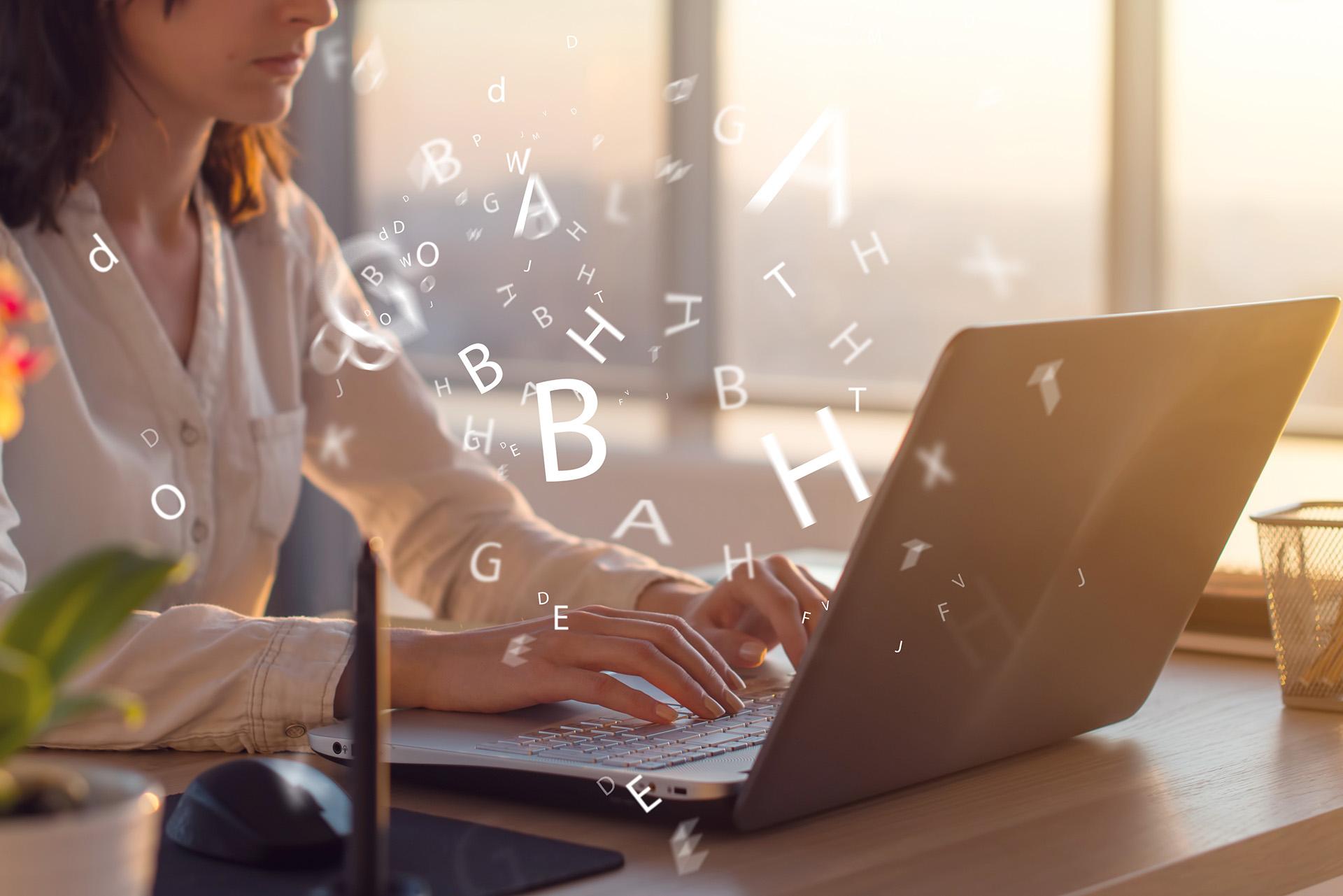 Persona escribiendo en una laptop mientras letras flotantes representan el contenido de calidad