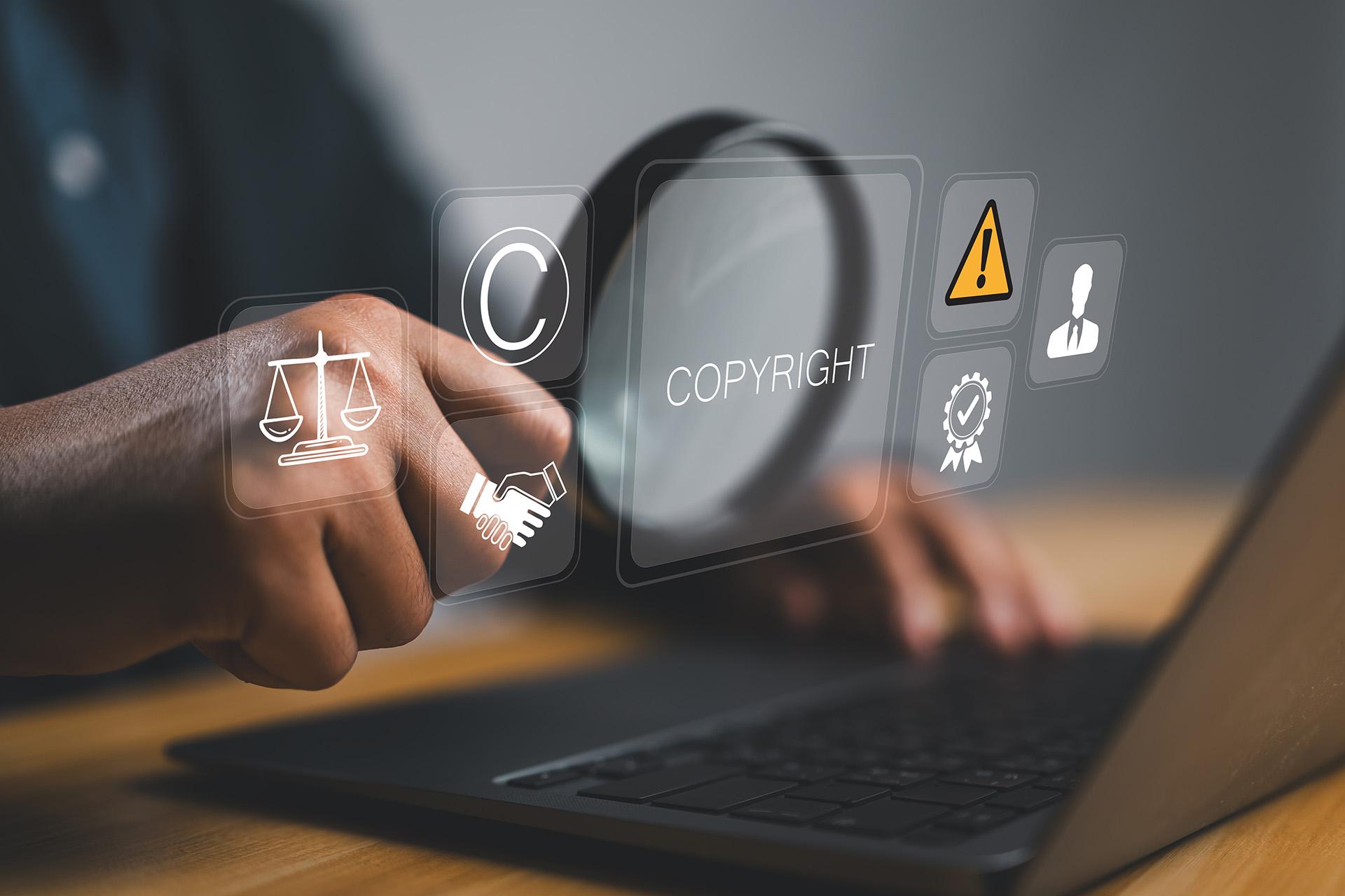 Persona con lupa observando iconos flotantes de copyright, balanza legal y signo de advertencia que representan la gestión de licencias de contenido